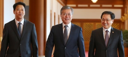 문재인 대통령이 2018년 20일 오전 청와대에서 열린 국무회의에 입장하며 당시 임종석 비서실장, 유영민 과학기술정보통신부 장관(오른쪽)과 대화하고 있다. 연합뉴스