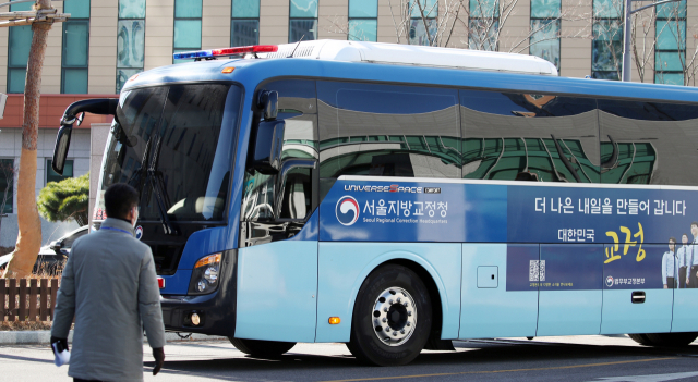 다수의 코로나19 확진자가 발생한 서울 송파구 동부구치소에서 일부 수용자 이감을 위해 수용자들을 태운 버스가 출발하고 있다. 연합뉴스