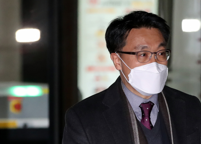 초대 고위공직자범죄수사처(공수처) 처장에 지명된 김진욱 헌법재판소 선임연구관이 30일 오후 서울 종로구 재동 헌법재판소에서 퇴근하고 있다. 연합뉴스