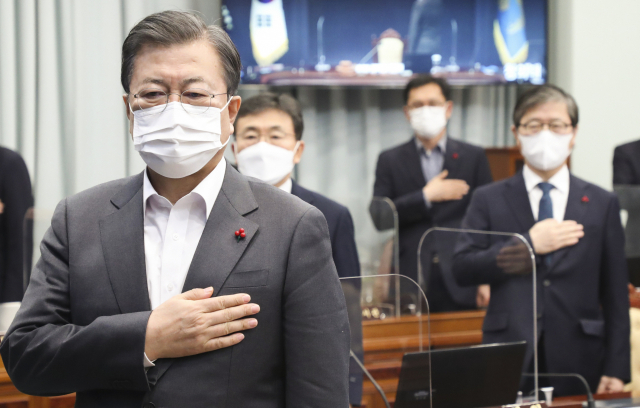문재인 대통령이 지난 29일 오전 청와대에서 열린 국무회의에서 국기에 경례하고 있다. 연합뉴스