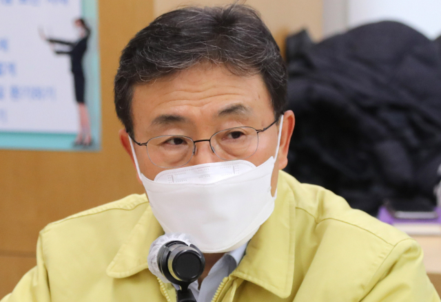 권덕철 보건복지부 장관이 30일 오후 서울 종로구 서울대병원에서 열린 의료계 현안 간담회에서 발언하고 있다. 연합뉴스