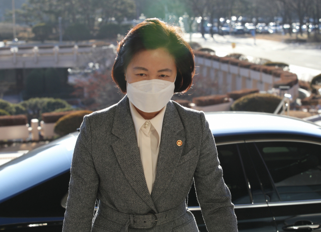 추미애 법무부 장관이 31일 오전 정부과천청사 법무부로 출근하고 있다. 연합뉴스