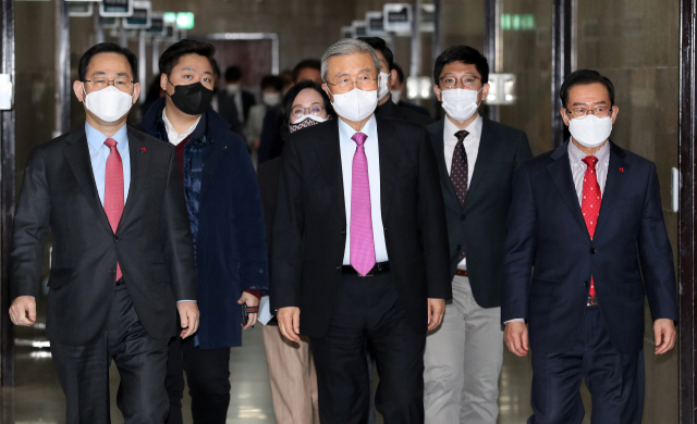 국민의힘 김종인 비상대책위원장, 주호영 원내대표 등이 31일 국회에서 열린 비상대책위원회의에 입장하고 있다. 연합뉴스