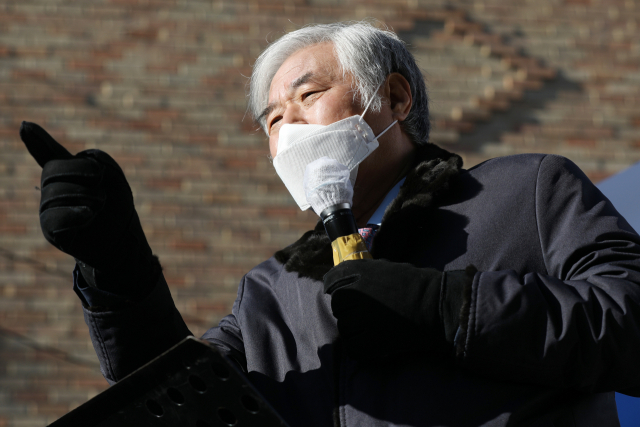 전광훈 사랑제일교회 목사가 31일 오전 서울 성북구 사랑제일교회 앞에서 공직선거법 위반과 대통령 명예훼손 혐의 1심 무죄 석방과 관련해 기자회견을 하고 있다. 연합뉴스