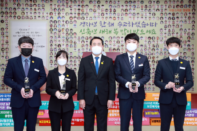 2020 울진군 유공 공무원. 사진 왼쪽부터 지승학, 엄지연 주무관, 전찬걸 군수, 김상준, 박근영 주무관.