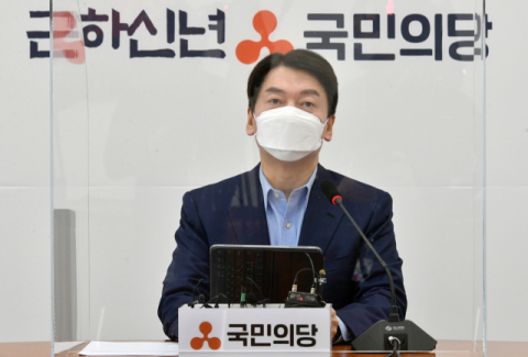 국민의당 안철수 대표가 31일 국회에서 열린 코로나 19 방역 대책 관련 기자회견에서 
