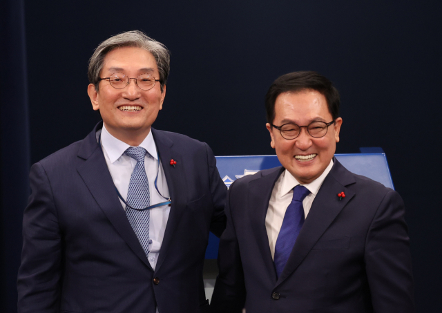 노영민 대통령 비서실장(왼쪽)이 31일 오후 청와대 춘추관 대브리핑룸에서 신임 비서실장인 유영민 전 과학기술정보통신부 장관과 인사하고 있다. 연합뉴스