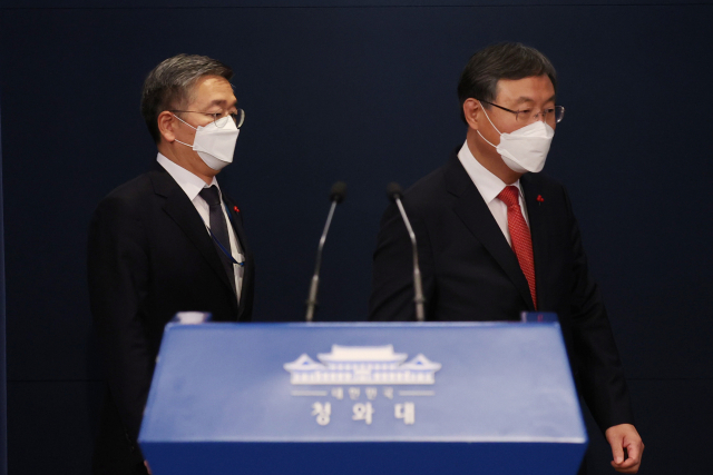 문재인 대통령은 31일 신임 비서실장에 유영민 전 과학기술정보통신부 장관을, 민정수석에 신현수 전 국가정보원 기획조정실장을 임명했다. 이날 오후 김종호 민정수석(왼쪽)과 신현수 신임 민정수석이 청와대 춘추관 대브리핑룸에 입장하고 있다. 연합뉴스