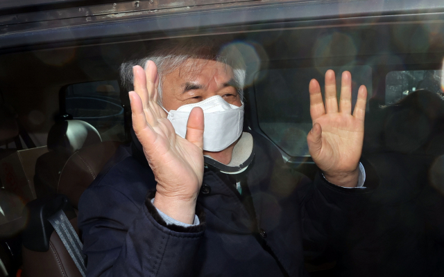 공직선거법 위반과 명예훼손 혐의로 재판에 넘겨졌다 1심에서 무죄를 선고받은 전광훈 사랑제일교회 목사가 30일 서초구 서울중앙지법을 나와 차량에 탑승하고 있다. 연합뉴스