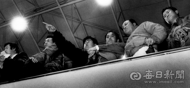 1991년 3월 풀뿌리 민주주의 꽃인 지자체 선거 개표가 진행되자 달서구청 개표장에 나온 시민들이 늦은 시각에도 불구하고 개표 과정을 진지하게 지켜보고 있다. 매일신문DB
