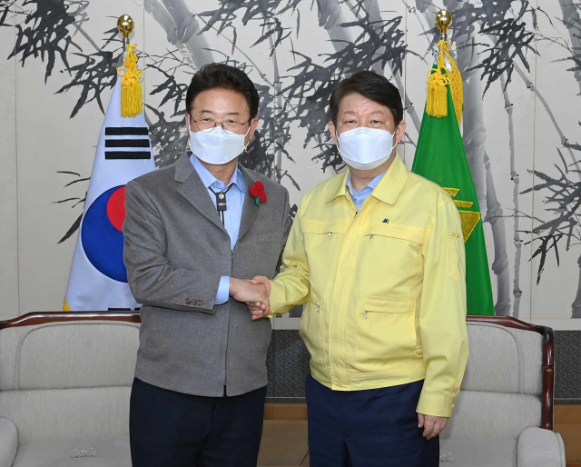 권영진 대구시장과 이철우 경북도지사가 지난 31일 대구시청에서 만나 환담을 나눴다. 대구시제공