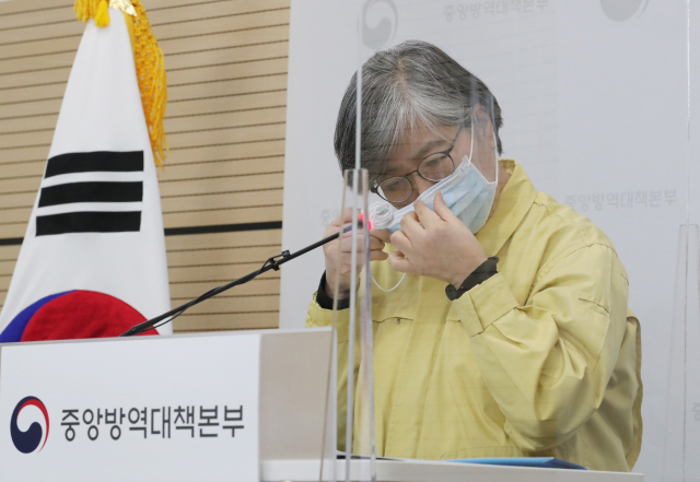 정은경 중앙방역대책본부장(질병관리청장)이 31일 오후 충북 청주시 질병관리본부에서 모더나와 코로나19 백신 구매 관련한 브리핑을 마친 뒤 마스크를 다시 쓰고 있다. 연합뉴스