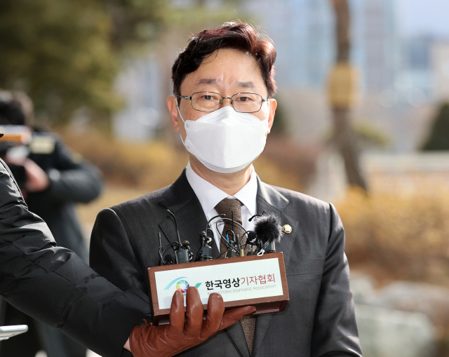 박범계 법무부 장관 후보자가 31일 오후 서울 서초구 서울고등검찰청 청사에 마련된 인사청문회 준비 사무실로 출근하며 취재진의 질문에 답하고 있다. 연합뉴스