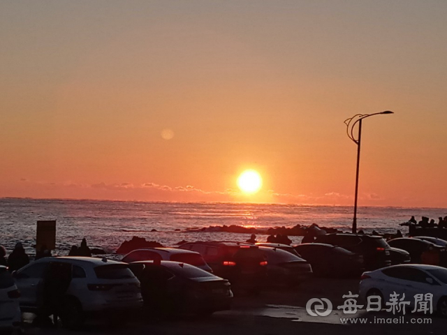 2021년 1월1일 오전 8시쯤 경북 영덕군 영해면 대진해수욕장 도로변에서 바라본 일출 모습. 주요 해맞이명소가 폐쇄되자 해맞이를 보려는 사람들은 도로변이나 공터에 차를 세우고 일출을 감상했다. 글 김대호 기자 사진 독자 제공.