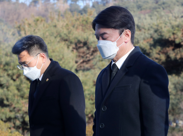신축년 새해 첫 날인 1일 오전 국민의당 안철수 대표가 서울 동작구 국립현충원에서 묵념하고 있다. 연합뉴스