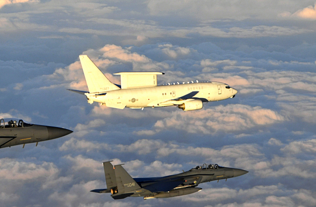 문재인 대통령이 탑승해 지휘비행 중인 공군 항공통제기 E-737기가 F-15K, F-16 전투기 편대의 호위를 받으며 상공을 비행하고 있다. 연합뉴스