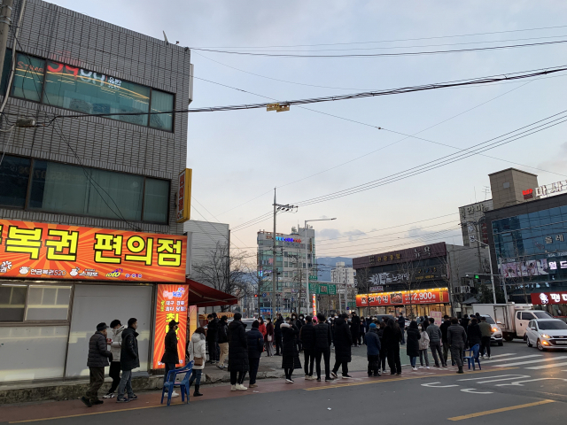 지난 1일 오후 달서구 본리동의 한 복권 판매점 앞에 시민들이 줄을 서고 있다. 장성혁 기자