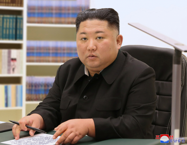 김정은 북한 국무위원장이 주민들에 새해맞이 친필 서한을 보냈다고 조선중앙통신이 1일 보도했다. [국내에서만 사용가능. 재배포 금지. For Use Only in the Republic of Korea. No Redistribution] 연합뉴스