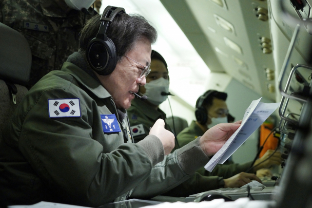 문재인 대통령이 새해 첫날인 1일 공군 항공통제기 E-737에 탑승해 우리 군의 군사대비태세를 점검하며 지휘비행을 하고 있다. 연합뉴스