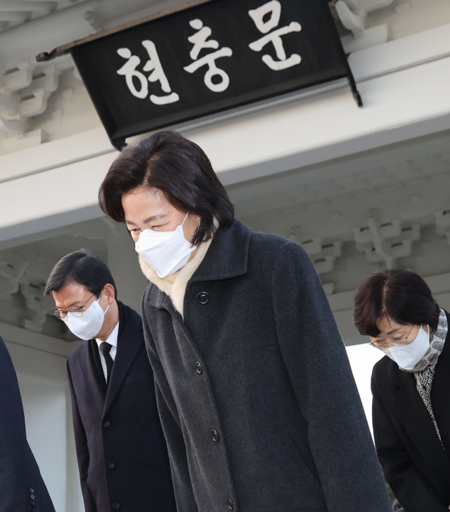 추미애 법무부 장관이 2일 오전 서울 동작구 국립서울현충원에서 참배한 뒤 퇴장하는 문재인 대통령에게 인사하고 있다. 연합뉴스