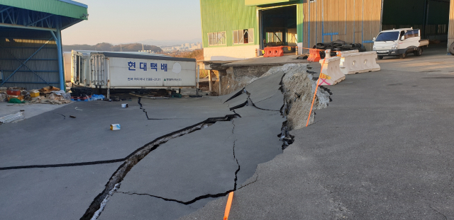 지난 1일 오후 포항시 남구 대송면 철강공단 3단지 중앙스틸 부지에서 발생한 지반 융기·땅꺼짐 현상. 독자 제공.