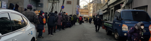 무료 급식소 대구 중구 요셉의집 측이 마련한 도시락을 받기 위해 사람들이 긴 줄을 서고 있다. 변선진 기자