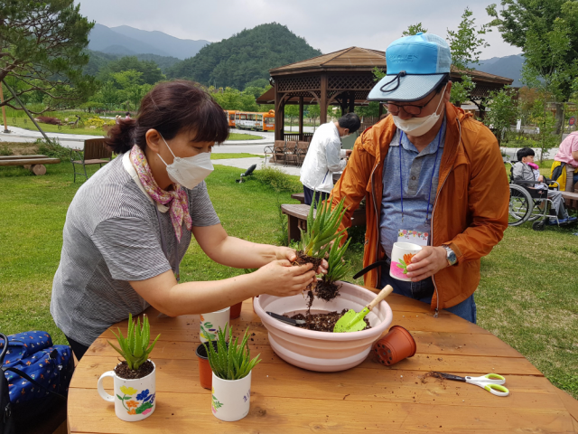 국립백두대간수목원이 사회복지시설 입소자를 대상으로 교육기부 프로그램을 운영하고 있다. 수목원 제공