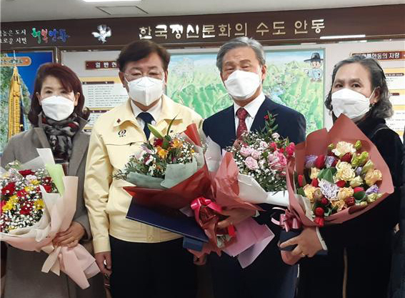 이서락(사진 오른쪽 두번째) 영남적십자봉사회 명예회장이 권영세 안동시장으로부터 2020대한민국 자원봉사대상 대통령상을 전수받고 기념촬영했다. 안동시 제공