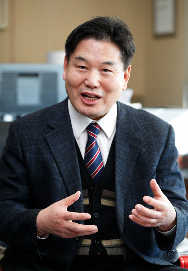 홍의락 대구시 경제부시장이 지난 12월 31일 시청 별관 집무실에서 2021년 대구시 경제정책에 대한 구상을 밝히고 있다. 우태욱 기자 woo@imaeil.com