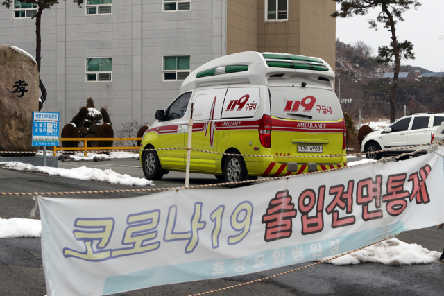 신종 코로나바이러스 감염증(코로나19) 집단감염이 발생한 광주 광산구 효정요양병원에서 3일 오후 119구급차가 확진자를 외부 치료시설로 이송하기 위해 이동하고 있다. 보건 당국은 고위험시설 종사자를 주기적으로 검사하는 과정에서 이 요양병원 종사자 9명, 환자 53명(3일 오후 2시 기준)의 코로나19 확진을 파악했다. 연합뉴스