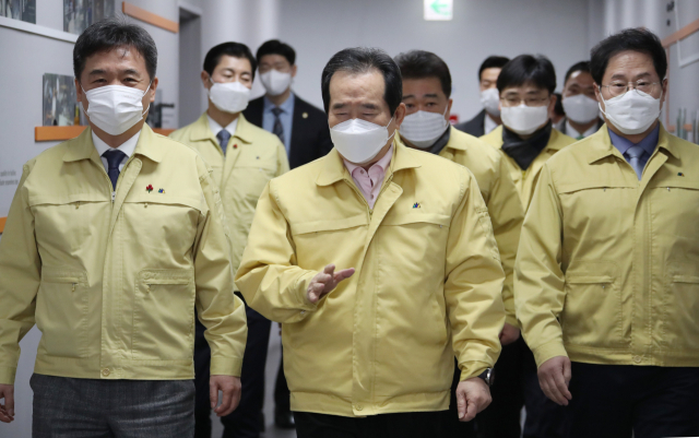 정세균 국무총리가 4일 오전 서울시청에서 열린 신종 코로나바이러스 감염증(코로나19) 대응 중앙재난안전대책본부(중대본) 회의를 주재하기 위해 이동하고 있다. 연합뉴스
