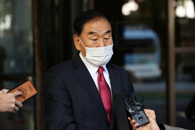 회사 자금을 횡령하고 삼성 등에서 거액의 뇌물을 챙긴 혐의로 재판에 넘겨진 이명박 전 대통령에게 징역 17년이 확정된 29일 오전 서울 서초구 대법원에서 이재오 전 의원이 발언하고 있다. 연합뉴스