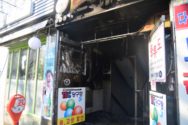 2일 오전 9시 27분쯤 대구 남구 대명동의 한 상가건물 1층에서 불이나 건물 내부를 태우고 11분여 만에 꺼졌다. 대구중부소방서