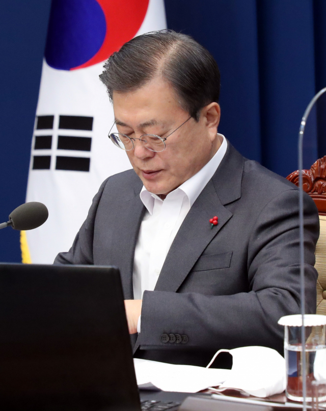 문재인 대통령이 지난 29일 오전 청와대에서 열린 국무회의에서 발언을 마치고 있다. 연합뉴스