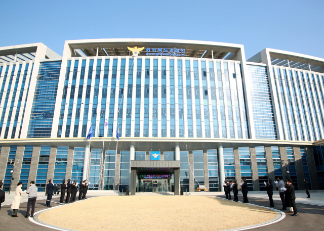 4일 경북경찰청 본관 간판교체 제막식 참석자들이 박수를 치며 반기고 있다. 경북경찰청 제공