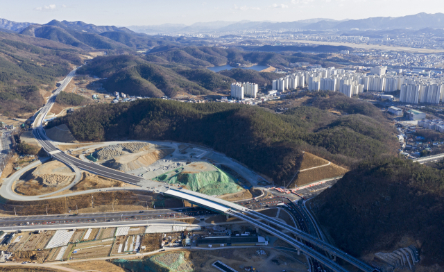대구 도심 외곽을 연결하는 4차순환도로 공사가 올해 연말 마무리된다. 사진은 대구외곽순환고속도로 파군재IC 일대 모습. 매일신문 DB