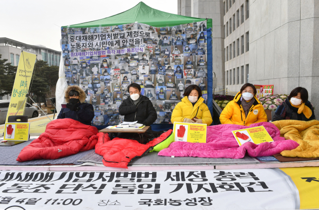 정의당 김종철 대표(왼쪽두번째)와 부대표단이 4일 오후 서울 여의도 국회 본관 앞에서 중대재해기업처벌법 제정 촉구 동조단식을 하고 있다. 연합뉴스