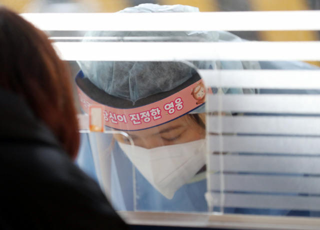 공공기관의 새해 공식 업무가 시작된 4일 오전 광주 북구선별진료소에서 의료진의 페이스쉴드에 
