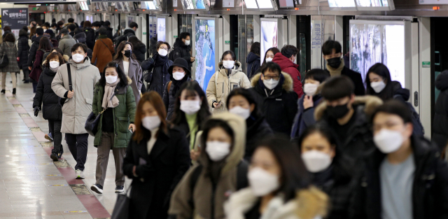 지난 4일 대구 중구 반월당역에서 시민들이 마스크를 쓴 채 발걸음을 옮기고 있다. 사진은 본문과 관련없음. 자료 이미지. 매일신문DB
