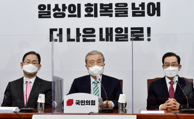 국민의힘 김종인 비상대책위원장이 4일 국회에서 열린 2021년 새해 첫 비상대책위원회의에서 발언하고 있다. 연합뉴스