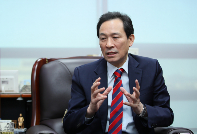 내년 4월 서울시장 보궐선거 출마를 선언한 더불어민주당 우상호 의원이 14일 국회 의원회관에서 인터뷰를 하며
