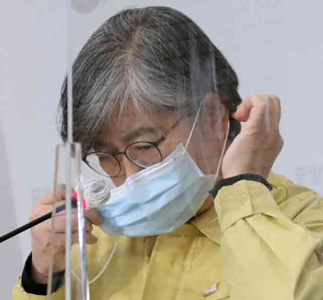 정은경 중앙방역대책본부장(질병관리청장)이 31일 오후 충북 청주시 질병관리본부에서 모더나와 코로나19 백신 계약과 관련한 브리핑을 마친 뒤 마스크를 다시 쓰고 있다. 연합뉴스