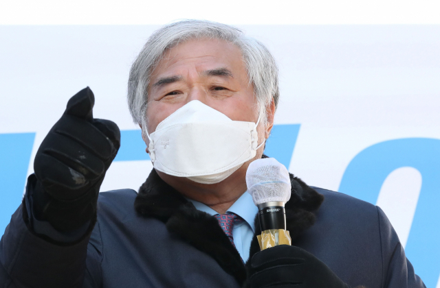 전광훈 사랑제일교회 목사가 31일 오전 서울 성북구 사랑제일교회 앞에서 공직선거법 위반과 대통령 명예훼손 혐의 1심 무죄 석방과 관련해 기자회견을 하고 있다. 연합뉴스