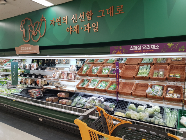 4일 오후 9시쯤 이마트 상주점 신선물 코너 모습. 담당 직원이 확진판정을 받았지만 방역 후 정상영업을 하고 있다. 고도현 기자.