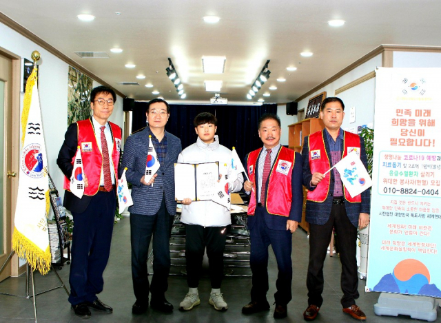 (사)대한민국 독도사랑 세계연대(총재 김영삼)는 최근 민홍철 국회 국방위원장을 찾아가 특별 공로상을 전달했다. (사)대한민국 독도사랑 세계연대 제공