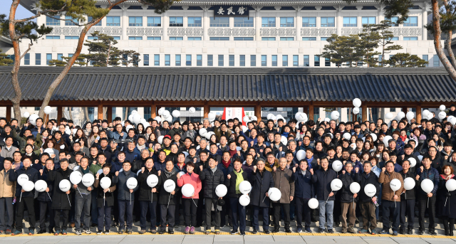 코로나19 사태 전이었던 2020년 1월 경북도 시무식 후 단체사진. 경북도 제공