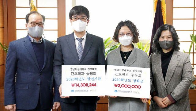 박찬규 영남이공대 교학부총장, 박재훈 총장, 이경화 동창회장, 장희정 학장(왼쪽부터)이 발전기금과 장학금 전달 후 기념촬영을 하고 있다. 영남이공대 제공