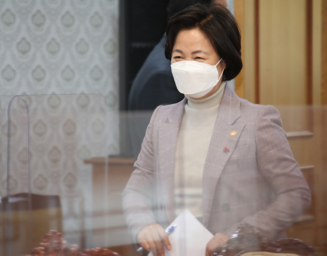 추미애 법무부 장관이 5일 정부서울청사 집무실에서 부모의 학대로 16개월 입양아가 사망한 