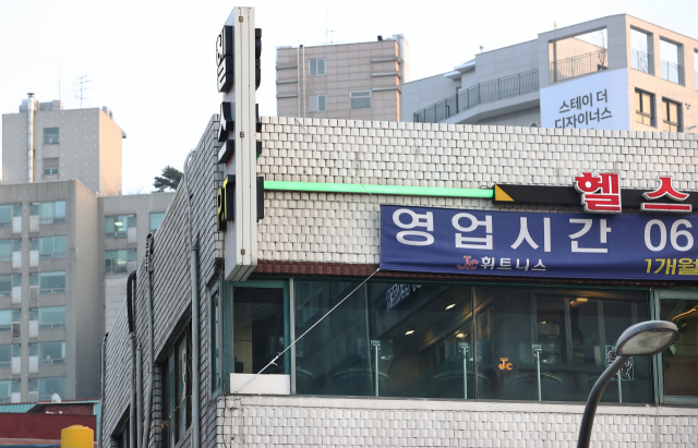 정부와 여당이 코로나19관련 집합금지 조치 폐지를 검토 중인 것으로 알려졌다. 신촌의 한 헬스장. 연합뉴스