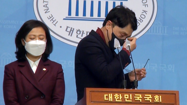 김병욱 국민의힘 국회의원이 5일 오후 국회 소통관에서 아동학대 관련 기자회견을 가졌다. 발언 도중 감정이 북받친 김 의원이 눈물을 닦고 있다.
